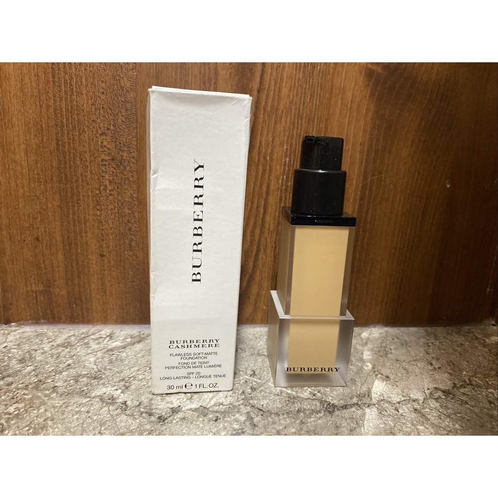 Burberry Cashmere Flawless Soft‎ Matte Foundation Honey #32 1oz
